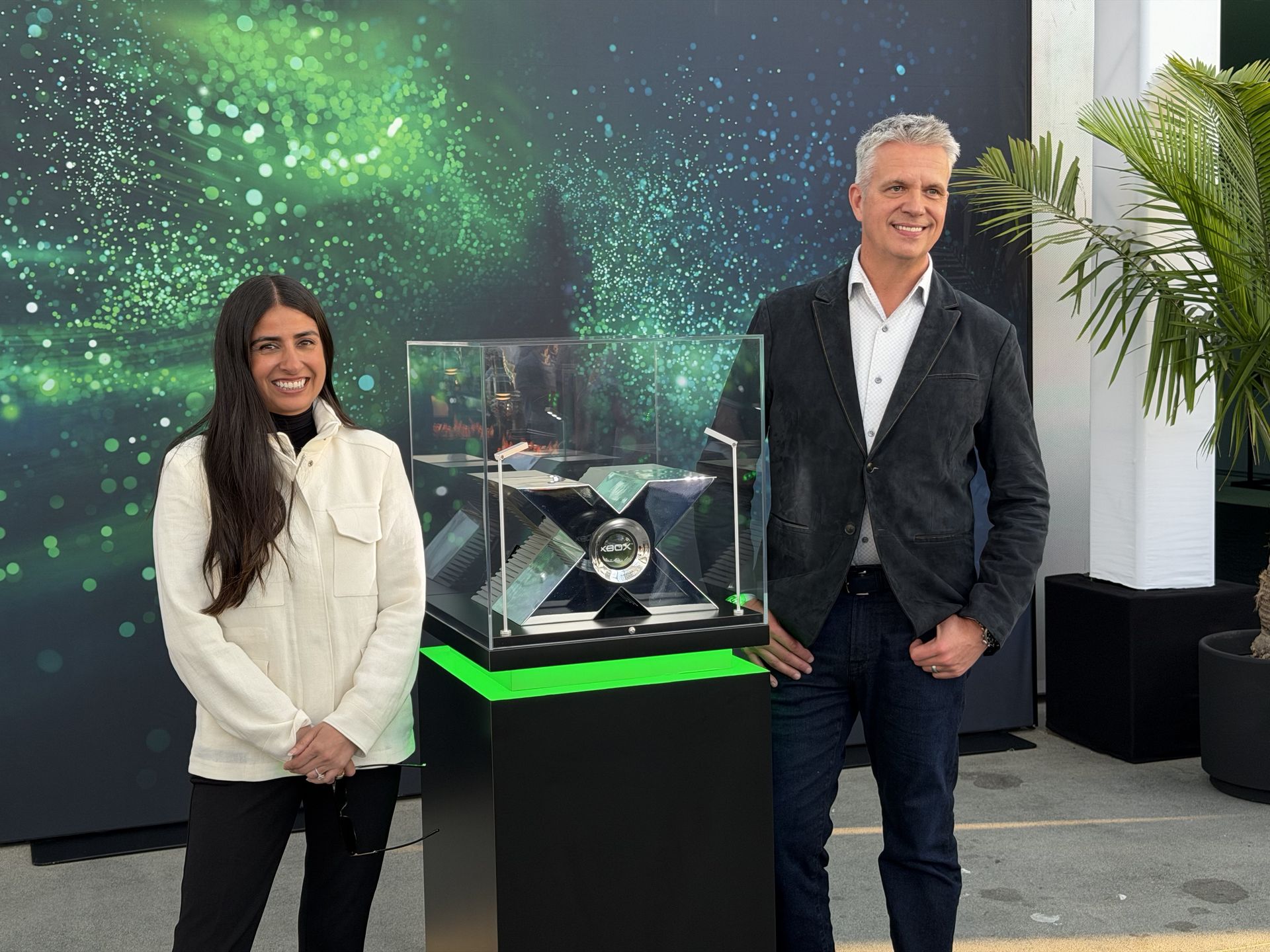 初代XBOXプロトタイプと共に。右はCCOのマット・ブーティ氏