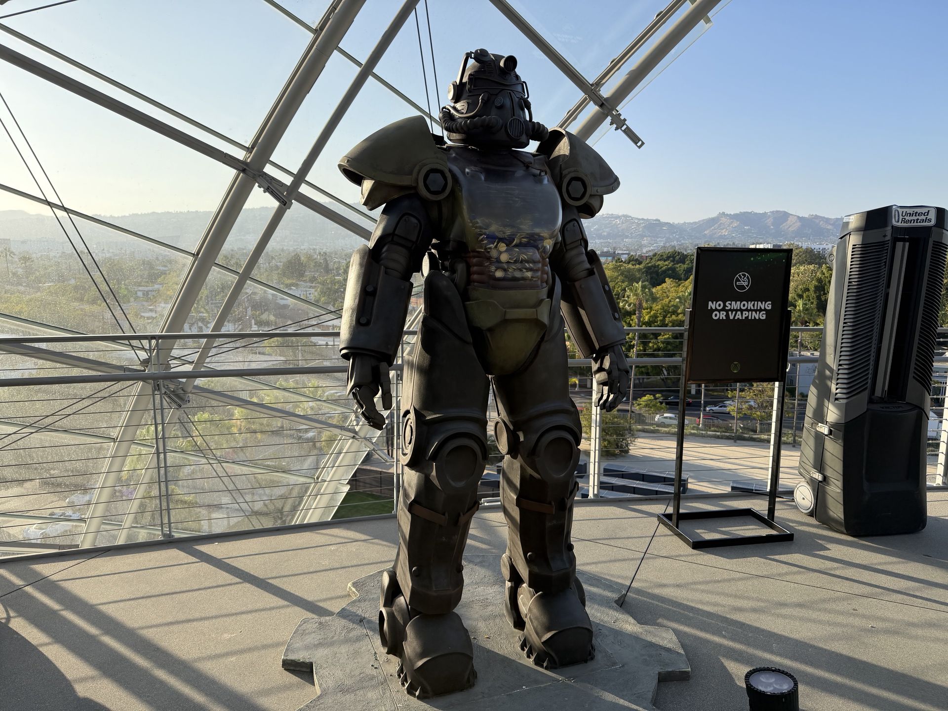 ロサンゼルスの夕焼けが似合う「Fallout」パワーアーマー