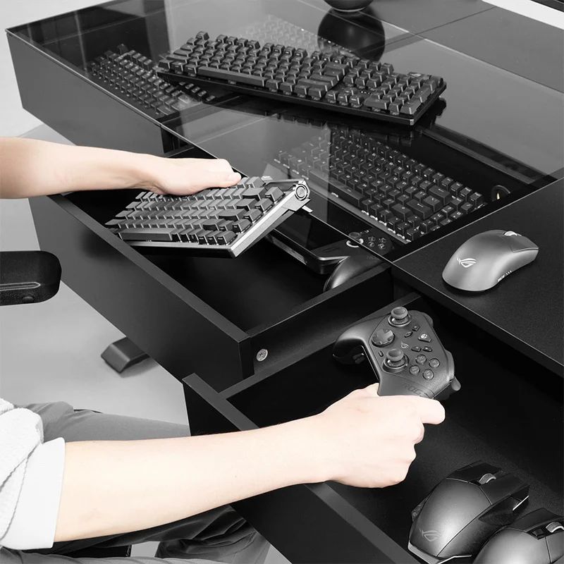 引き出し構造を採用しているため、その日の気分やプレイするゲームジャンルに合わせて、デバイスの入れ替えもスムーズ