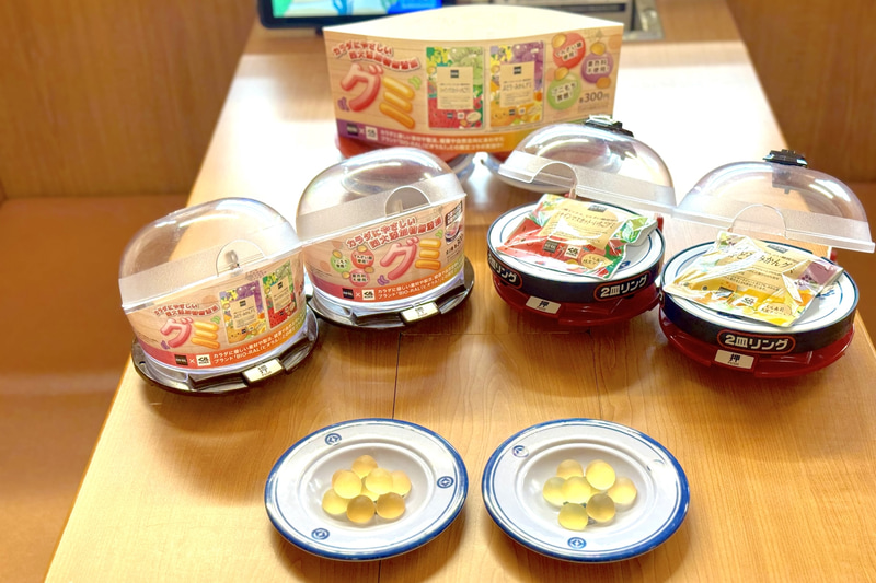 くら寿司店舗の回転レーンから手に取れるほか、タッチパネルからも注文できる。くら寿司ネット通販からも購入可能だ
