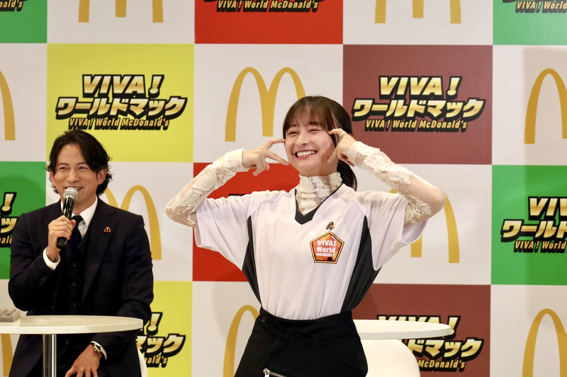 影山さんは顔に手を添え、「ハンバーガーハート」という可愛らしいオリジナルポーズを披露