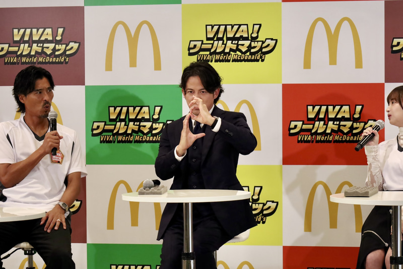 影山さんの「KYポーズ」を受け、何も言わず岡田さんが後ろで黙々と自身のイニシャルにちなんだ「OJポーズ」を編み出していた