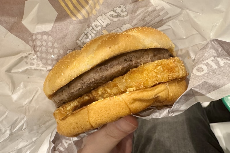 大きなハッシュドポテトと肉厚なビーフで食べ応え抜群なバーガーだ