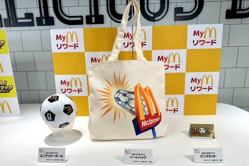 大会期間中の「My マクドナルド リワード」。左からミニサッカーボール（提供期間：6月10日〜6月30日）、トートバッグ（提供期間：6月23日〜7月13日）、ピンズセット（提供期間：6月16日〜7月6日）