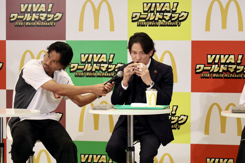 岡田さんは「ザク切りポテト＆肉厚ビーフ コク旨ガーリックペッパー」を試食