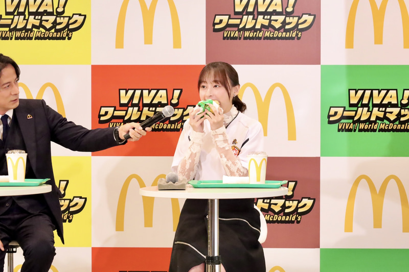 影山さんは「アボカドマヨチーズ シュリンプ」を試食