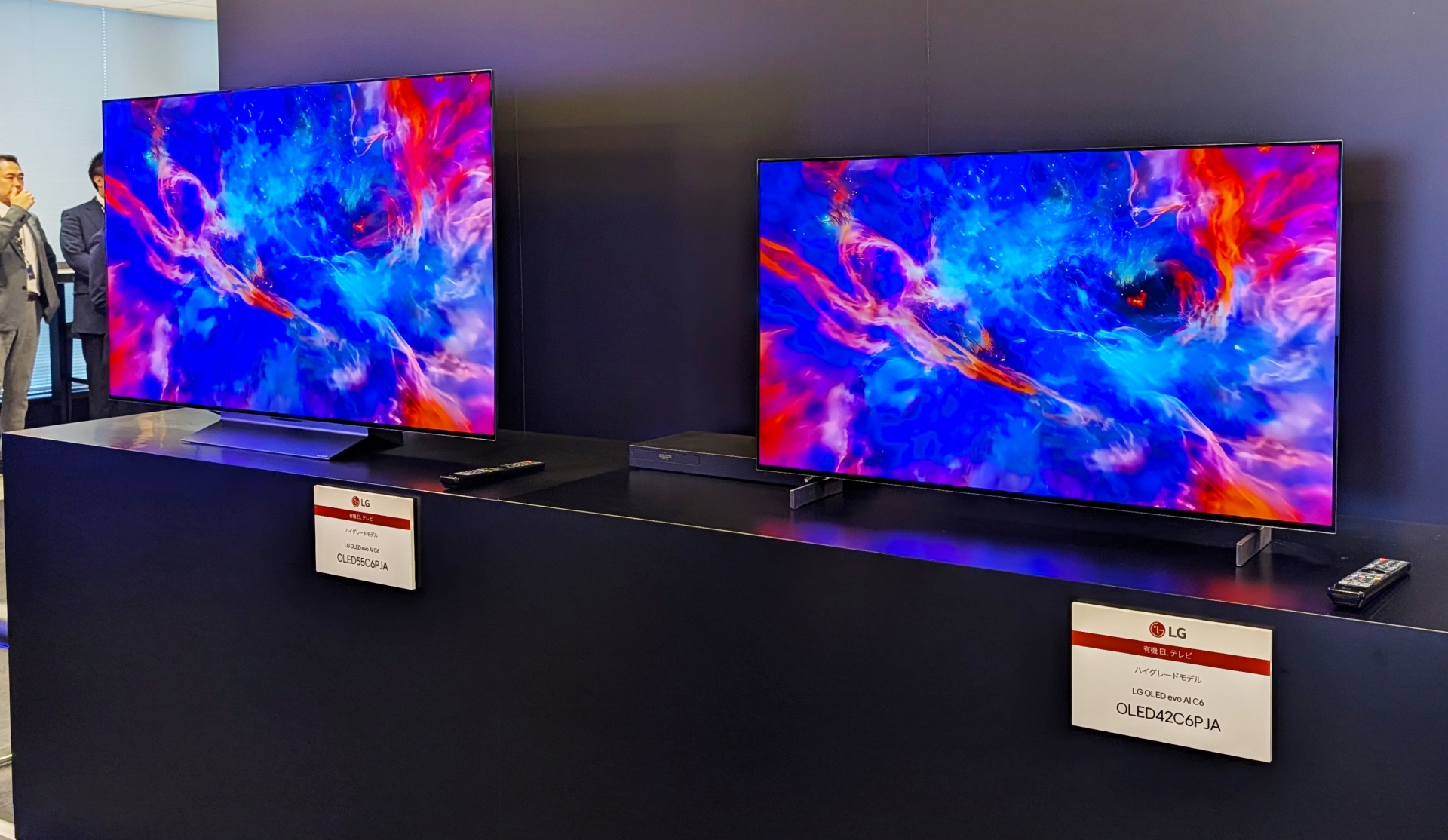 ハイグレードモデル「LG OLED evo AI C6」は、55型(OLED55C6PJA)と42型(OLED42C6PJA)の2サイズが並べて展示されていた