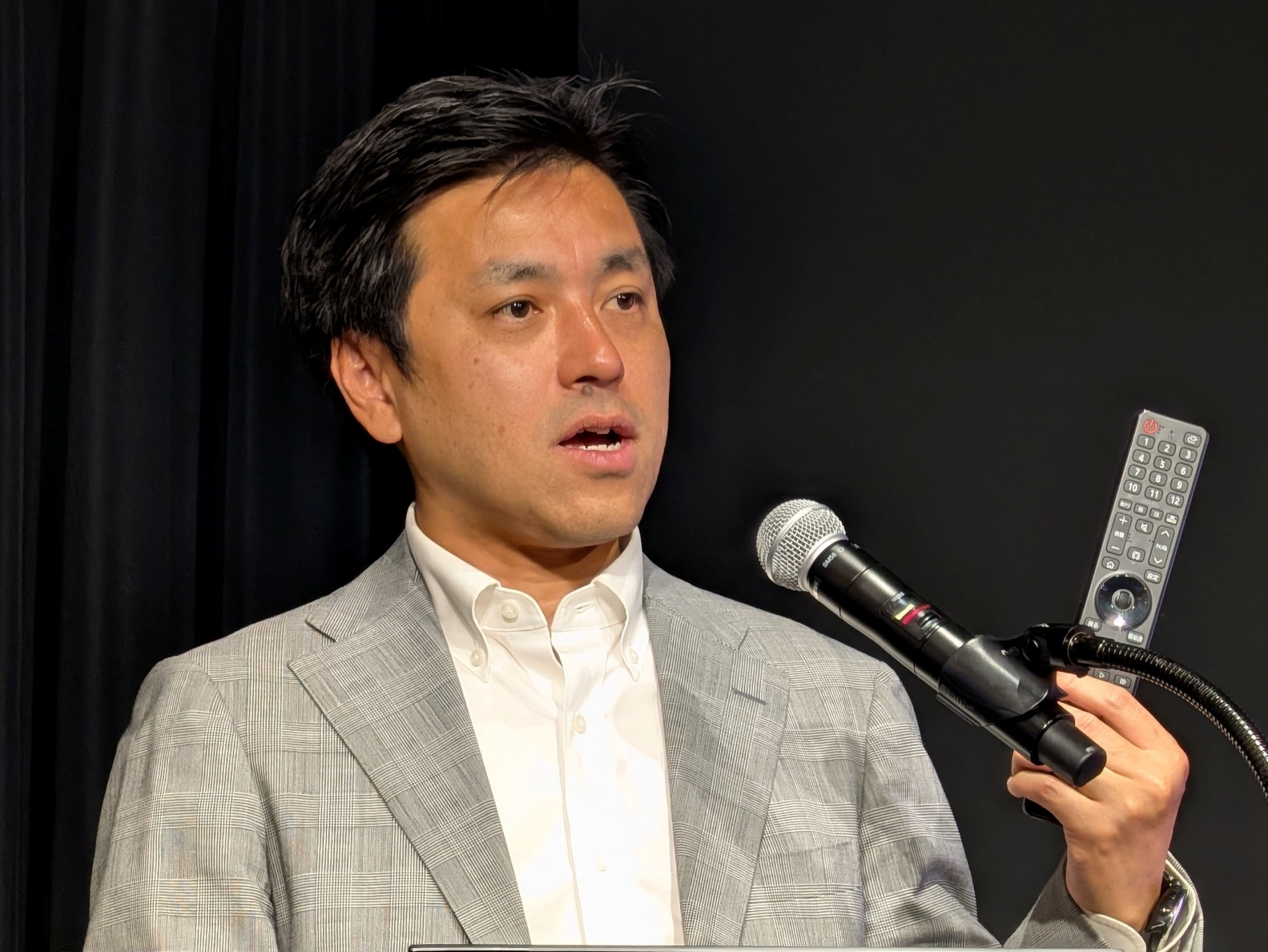 新製品の紹介は同社マーケティングチームの安藤康夫氏が行なった