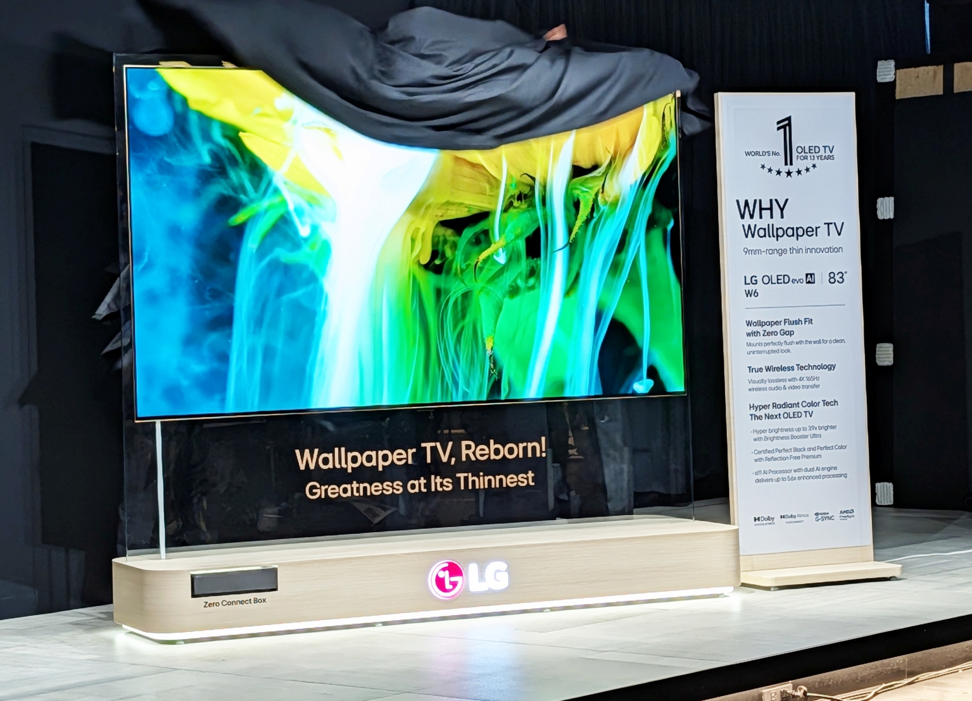 紹介映像のあとに、ステージ上に設置されていた「LG OLED evo AI W6」のベールが剥がされる演出