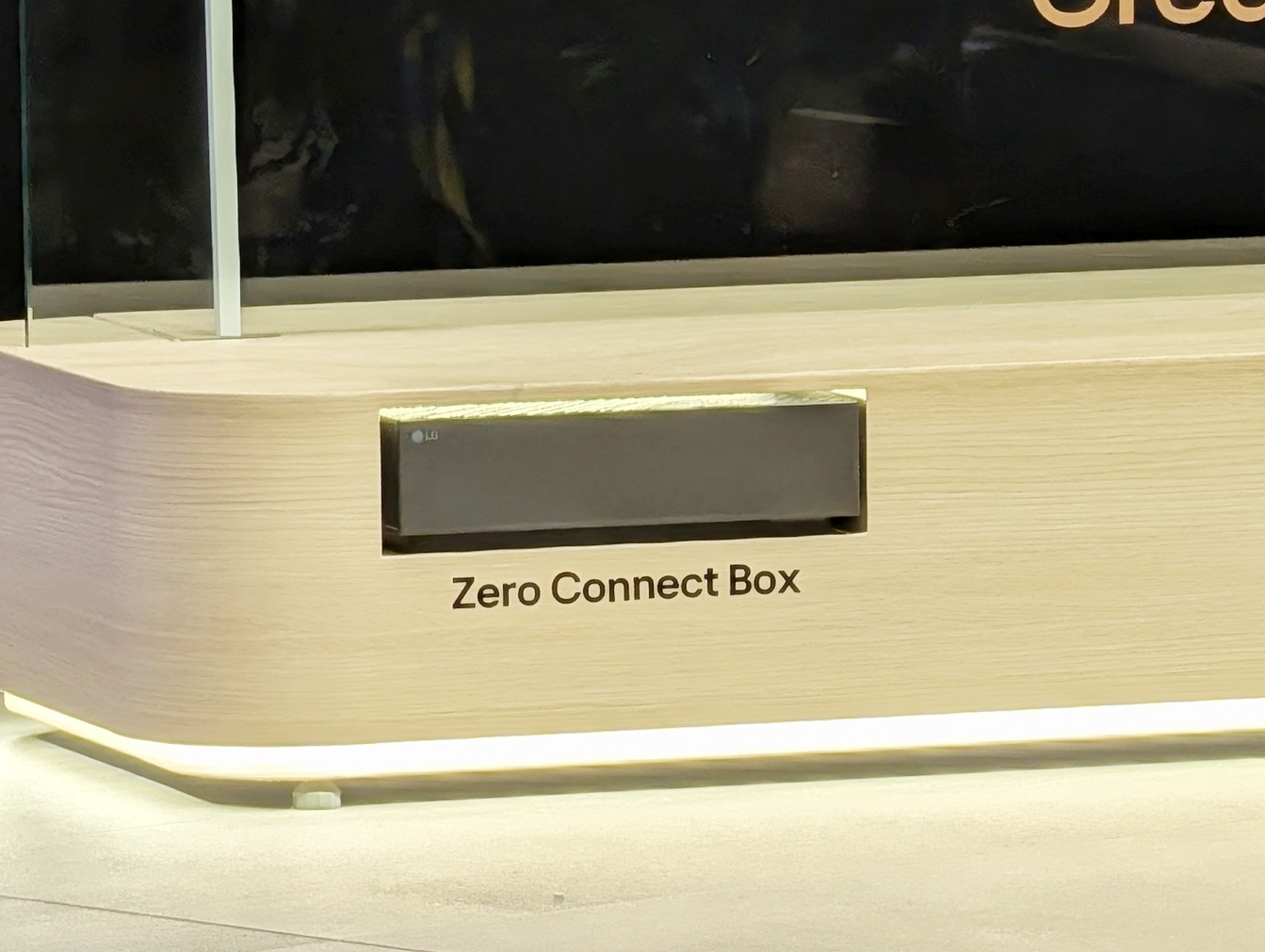 「Zero Connect Box」はステージ上の展示台の内部に埋め込まれていた