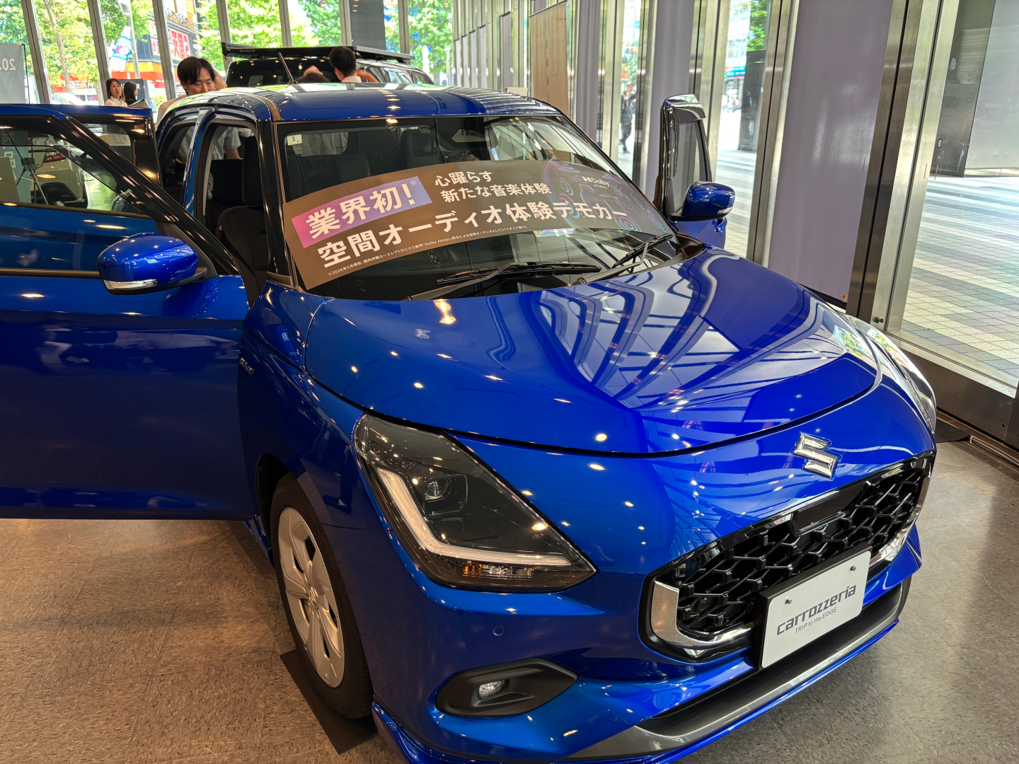 スイフト（スズキ）にはBOXスピーカー「TS-X40」も付いており、ドアを締めた状態でもカロッツェリアロゴが目を引く見た目に
