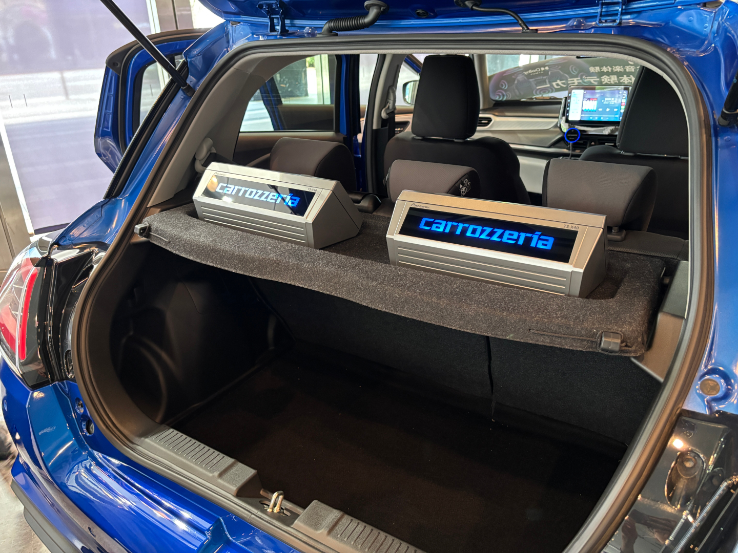 スイフト（スズキ）にはBOXスピーカー「TS-X40」も付いており、ドアを締めた状態でもカロッツェリアロゴが目を引く見た目に