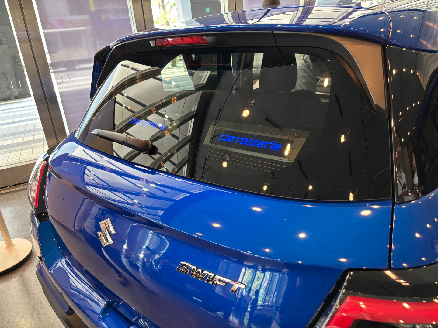 スイフト（スズキ）にはBOXスピーカー「TS-X40」も付いており、ドアを締めた状態でもカロッツェリアロゴが目を引く見た目に