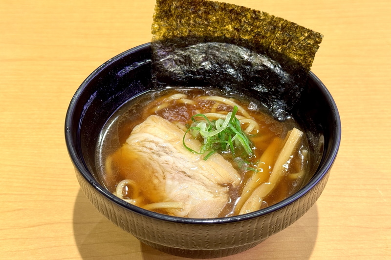 ［中華そば処「琴平荘」監修］ 煮干し香る 鶏醤油ラーメン 価格：480円〜 販売期間：6月15日〜6月30日 ※販売予定総数38万食が完売次第終了