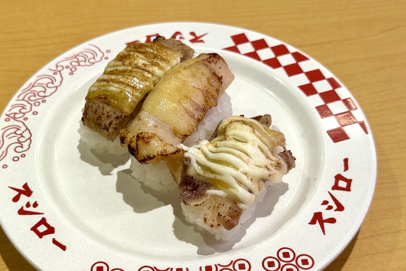 肉のチーズマヨ炙り3貫盛り 価格：200円〜 販売期間：6月15日〜6月30日 ※販売予定総数55万食が完売次第終了