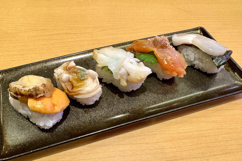 貝づくし5貫盛り 価格：680円〜 販売期間：6月15日〜6月30日 ※販売予定総数27万食が完売次第終了