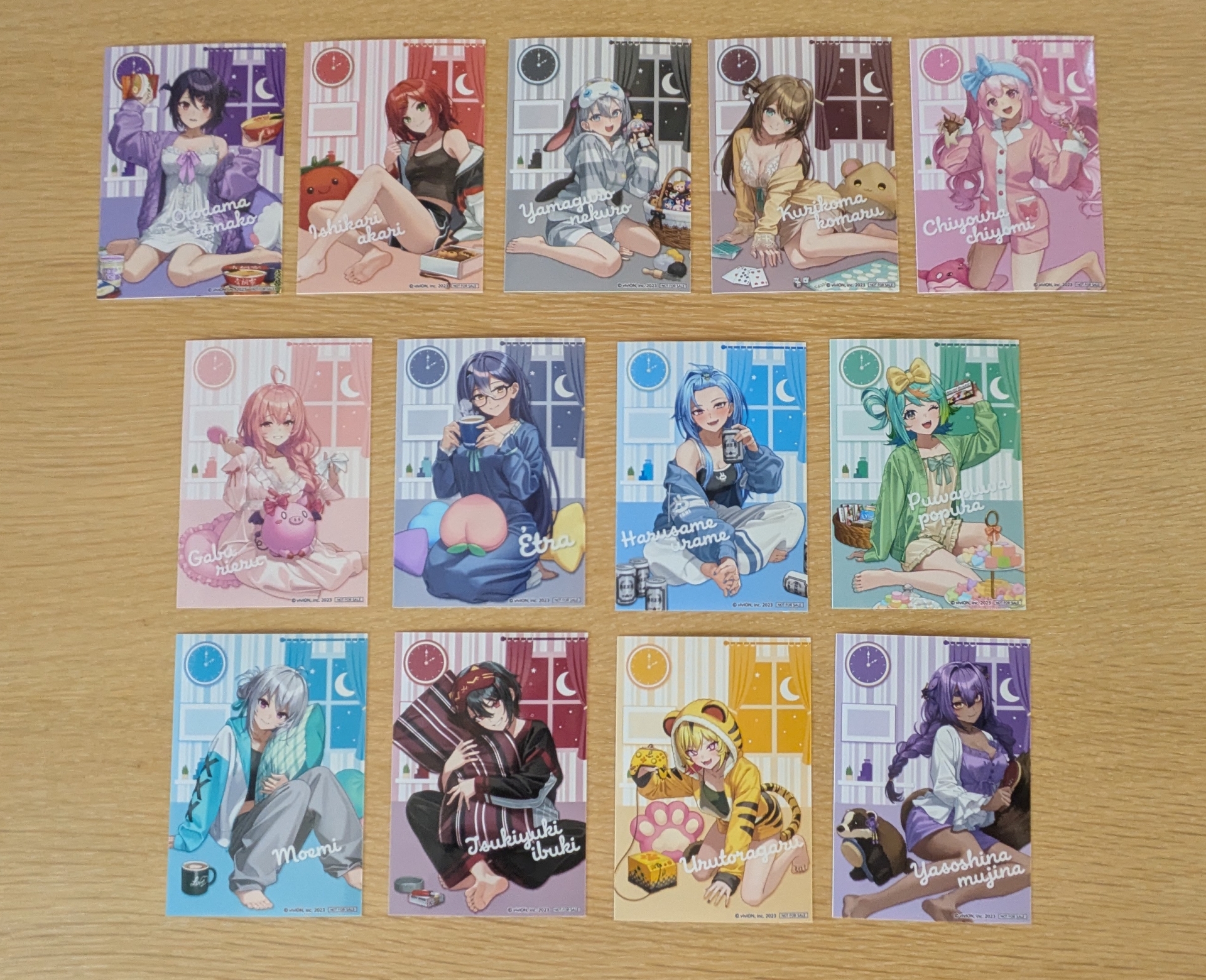 全身絵が楽しめるブロマイド。「今夜は寝かさNight☆彡」ゆえに背景は夜で、メンバーカラーが映える