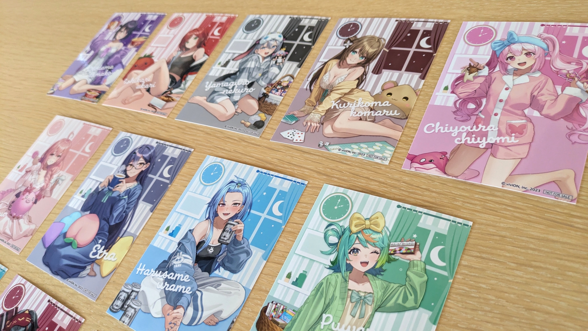 全身絵が楽しめるブロマイド。「今夜は寝かさNight☆彡」ゆえに背景は夜で、メンバーカラーが映える