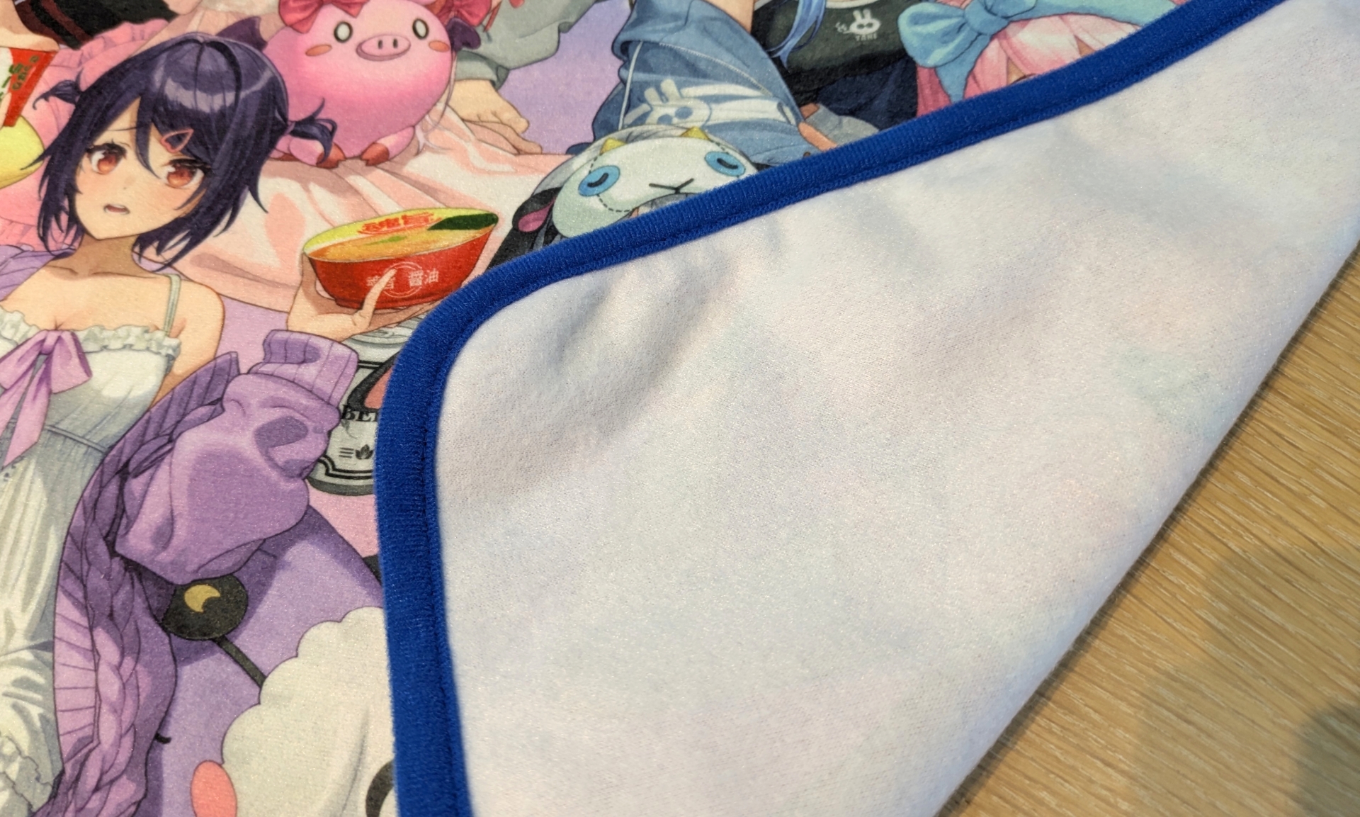 比較的薄めのブランケットで、季節を問わず活躍しそう。クッションとは異なる配置となっているため、少し雰囲気が違うのが面白い