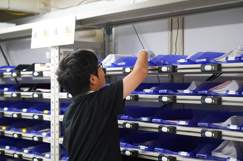 組み立てに必要なPC部品を、工場内の各パーツ保管エリアから集める