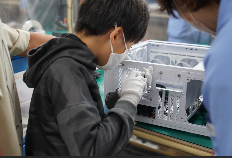 実際にマウスコンピューターのPCが製造されている飯山工場の製造ラインで、組み立て作業を行なう