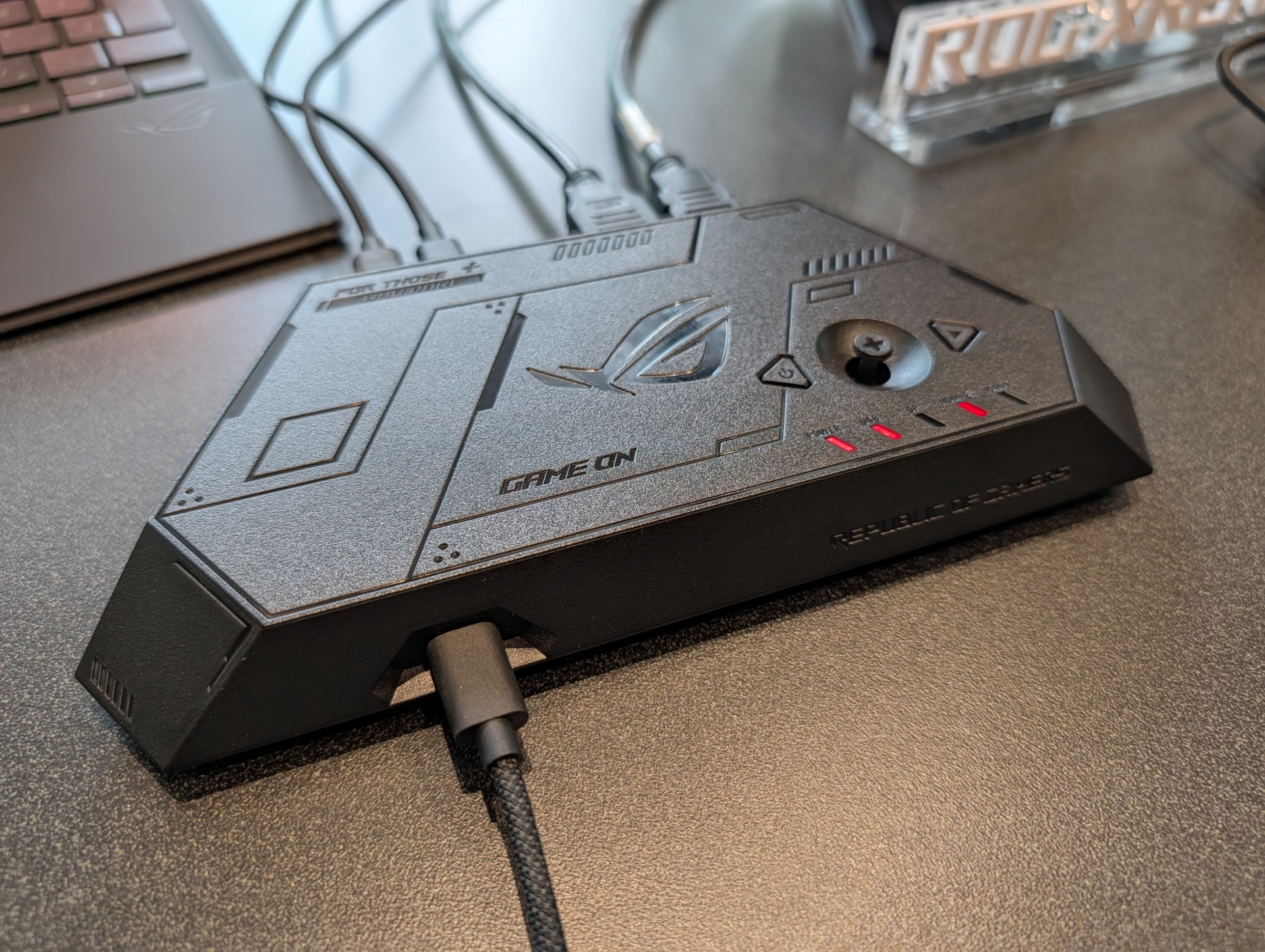 複数の映像入力を備え、出力したい機器の切り替えが行なえる「ROG Control Dock」