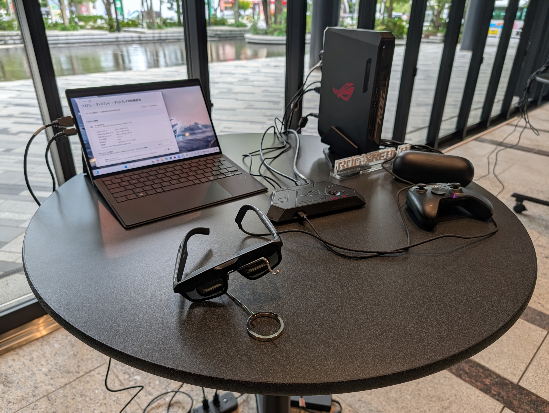 ノートPCに接続してディスプレイとして利用できるデモ。ゲーム起動準備中のため、PC用ディスプレイとして動作していた