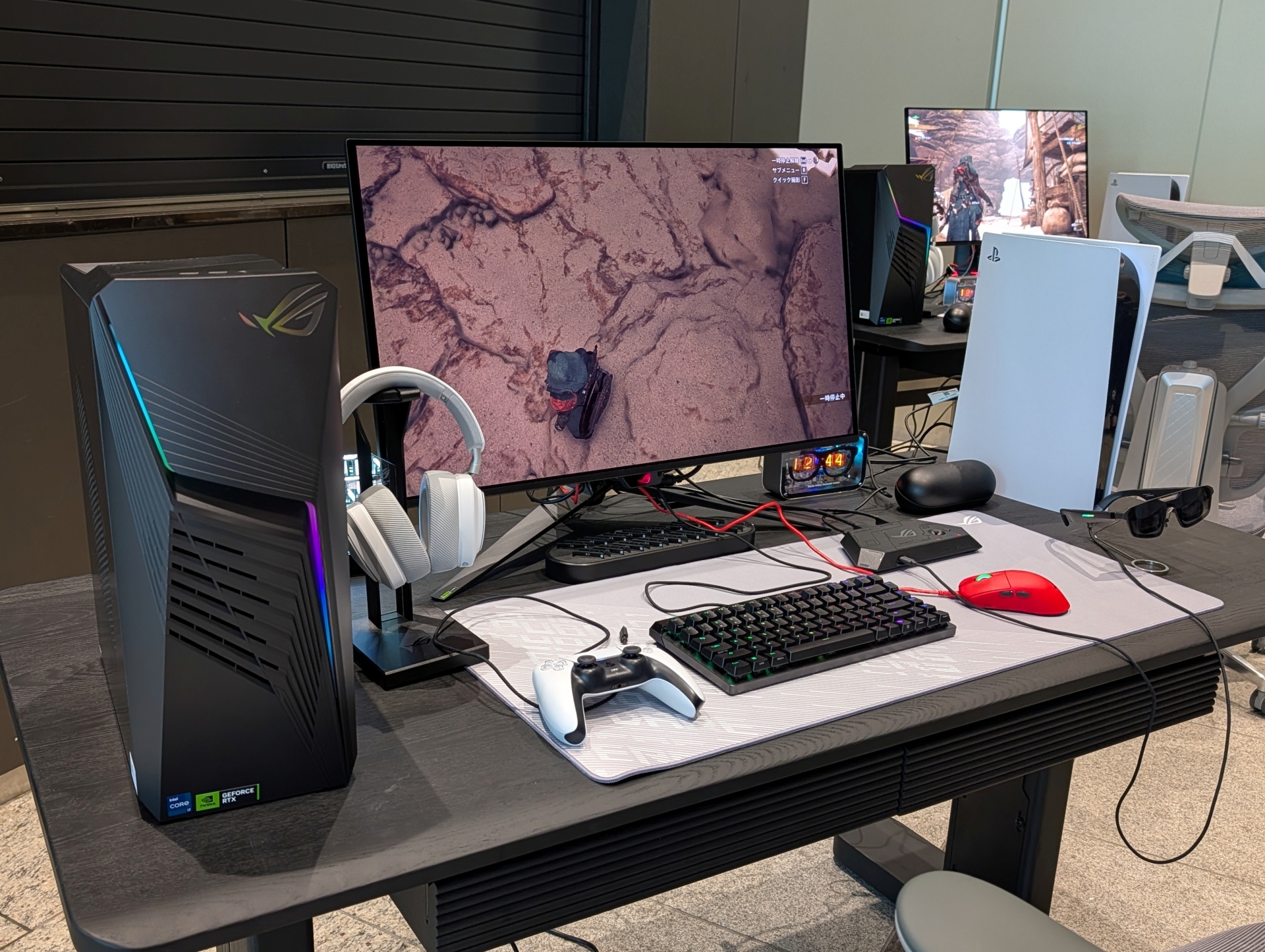 ゲーミングPCやゲーム機のプレイステーション 5と接続して表示するデモなども行なわれていた