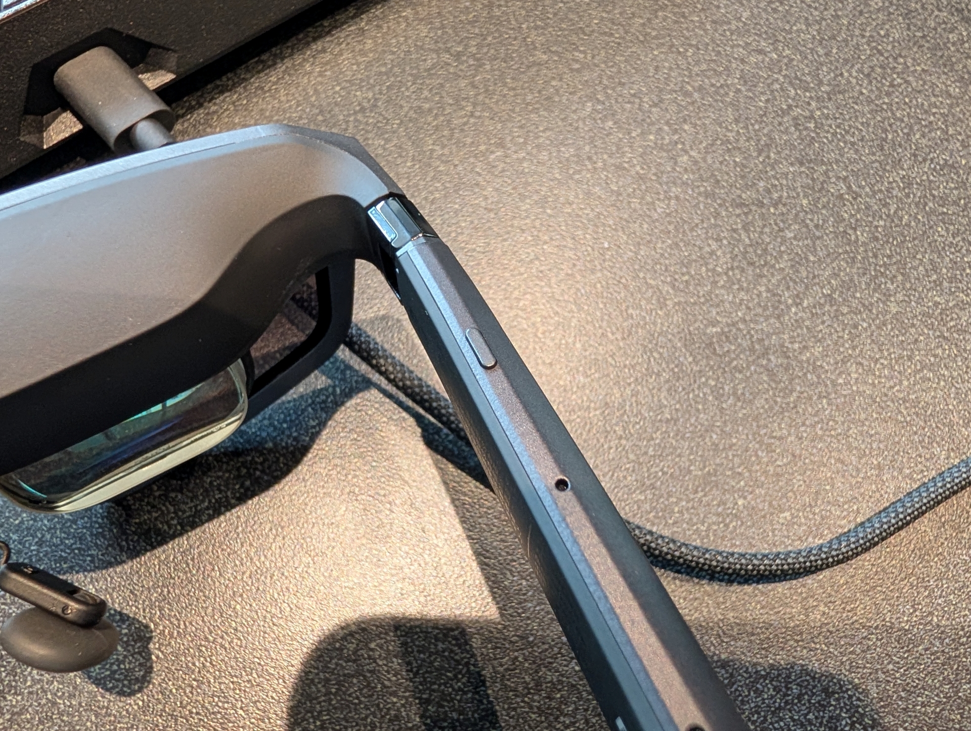 「ROG XREAL R1」の操作については、ARグラスのテンプル上下に備えるボタンを使う