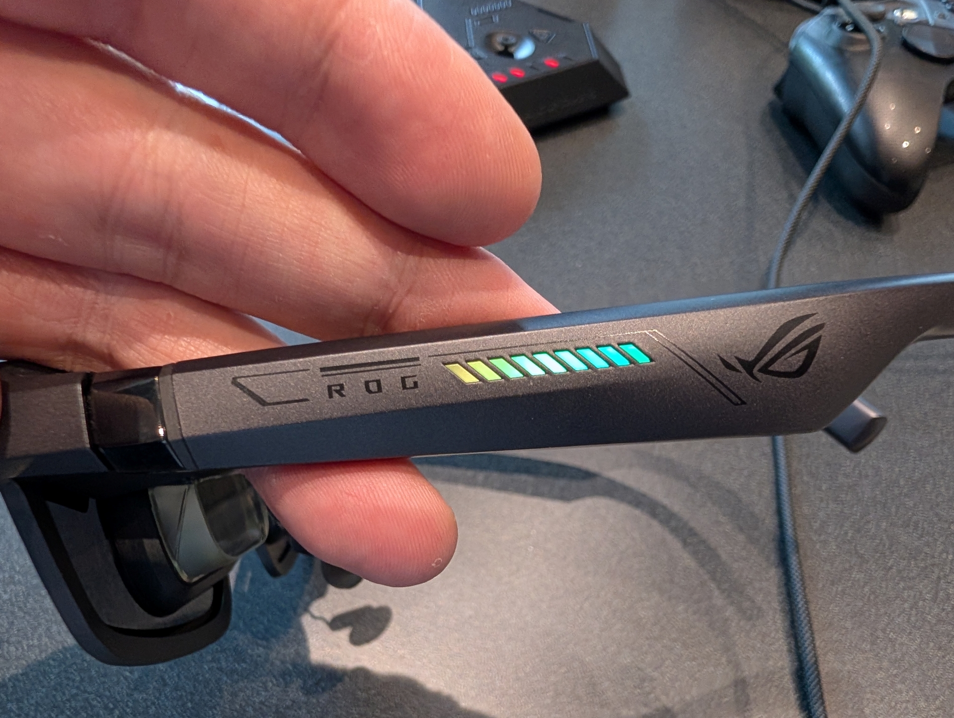 テンプル側面にはゲーミングデバイスらしくLEDが内蔵されており、光らせたり消灯させたりできる