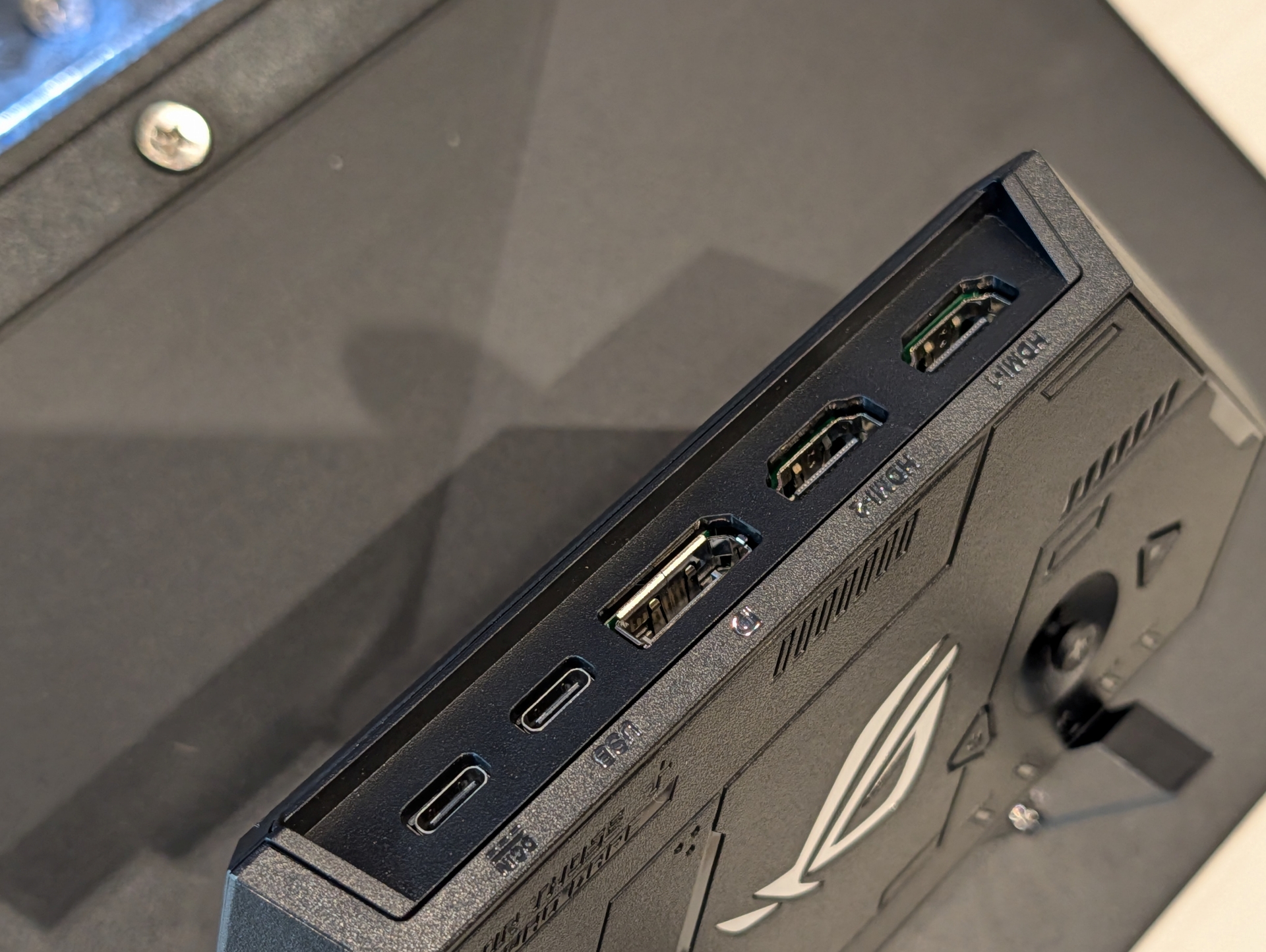 「ROG Control Dock」にはHDMI2.0 2基、DisplayPort1.4、映像入力用のUSB Type-C、給電用のUSB Type-Cを備える