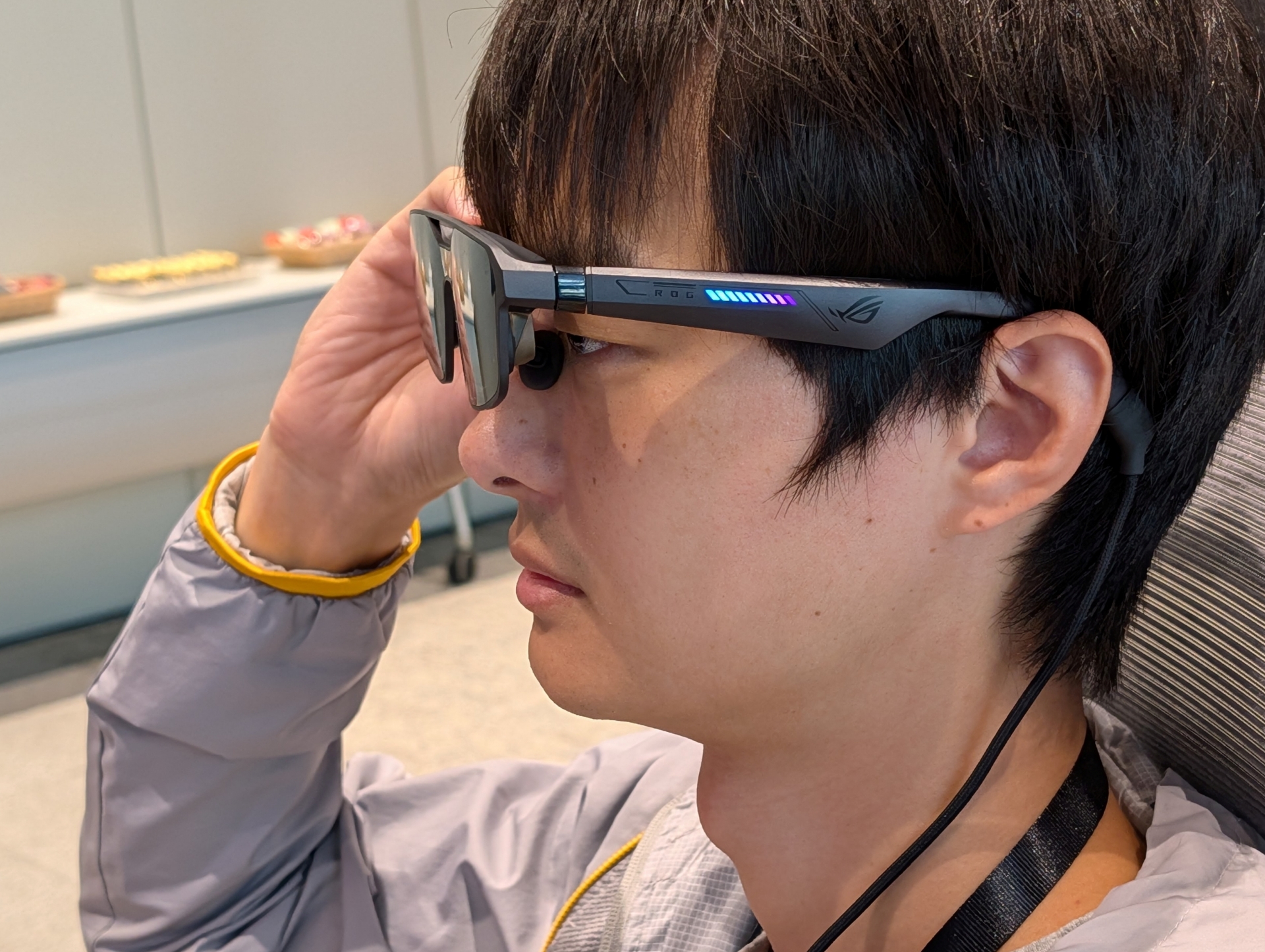 「ROG XREAL R1」を掛けた横顔。眼が見えるくらい隙間があるが、画面に集中していると意外と周囲の状況は目に入ってこない