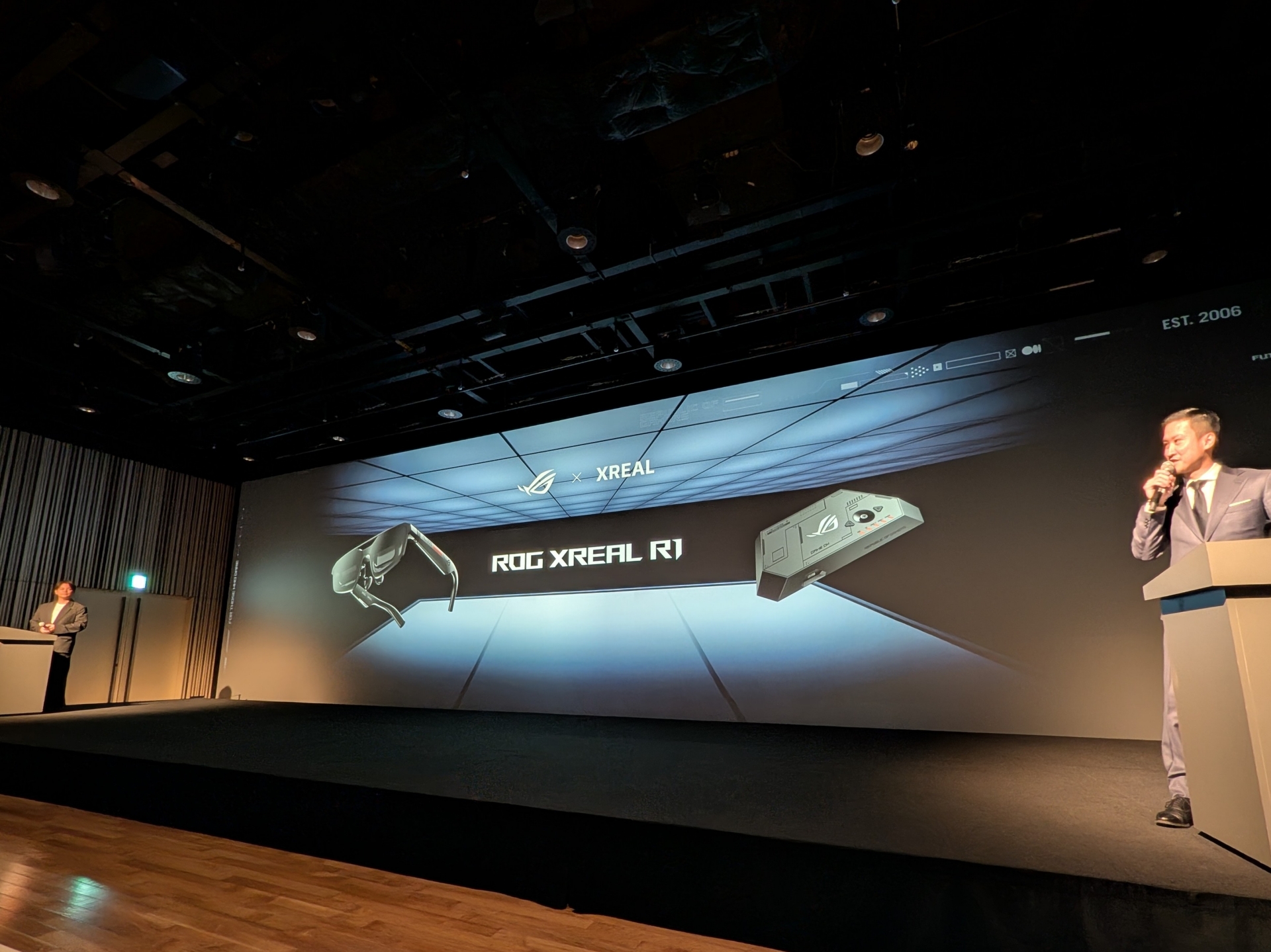 ステージの両端に平岩氏、Alex氏が立ち、2人のトーク形式で「ROG XREAL R1」の機能を解説