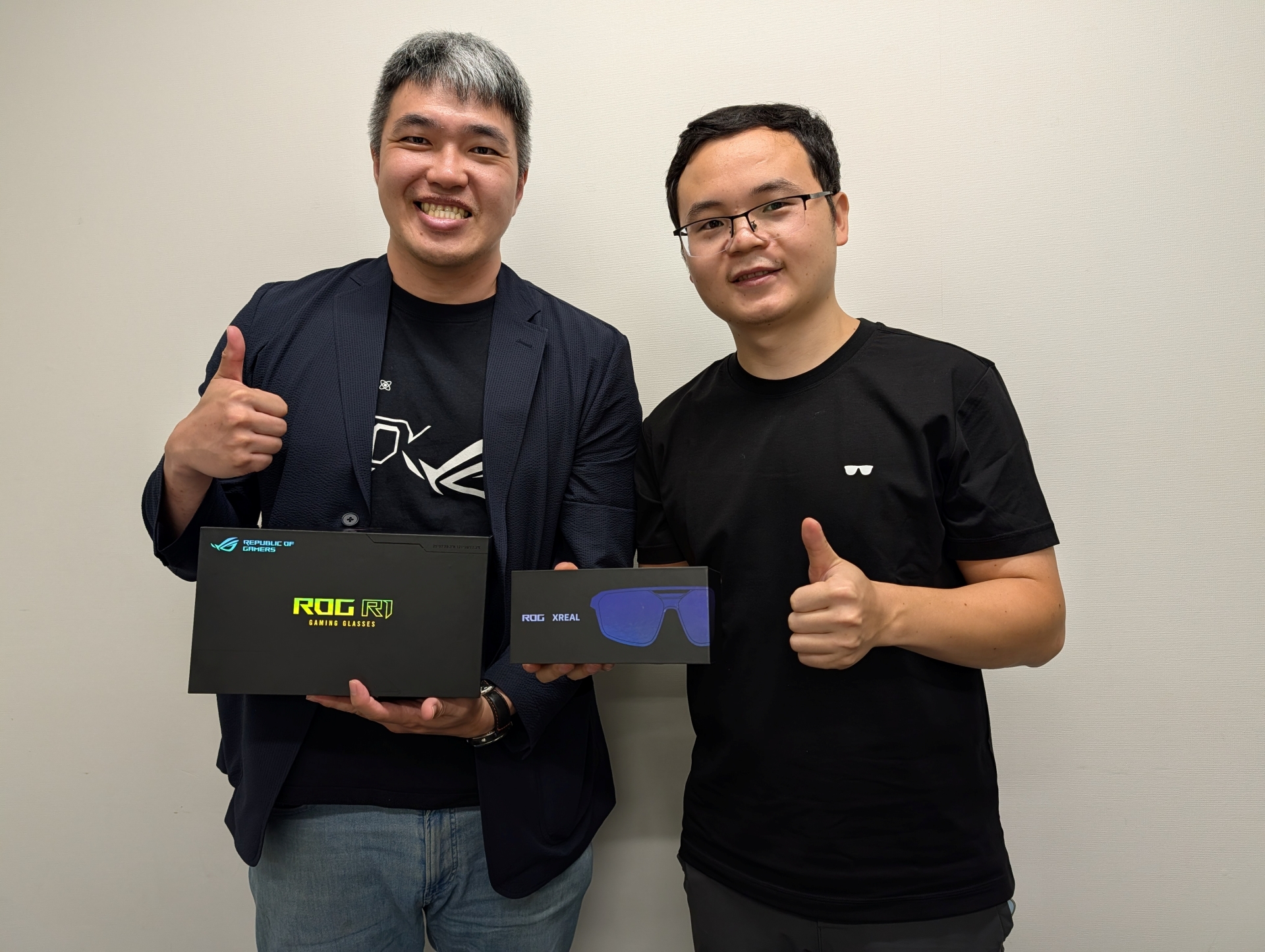 インタビューに応じてくれたASUS ゲーミングディスプレイ事業部 プロダクトマネジメント部 統括部長 PAUL KUO氏（左）、XREAL 海外マーケティングディレクター、日本法人ゼネラルマネージャー、アジア太平洋地域統括責任者の尹 志强氏（右）