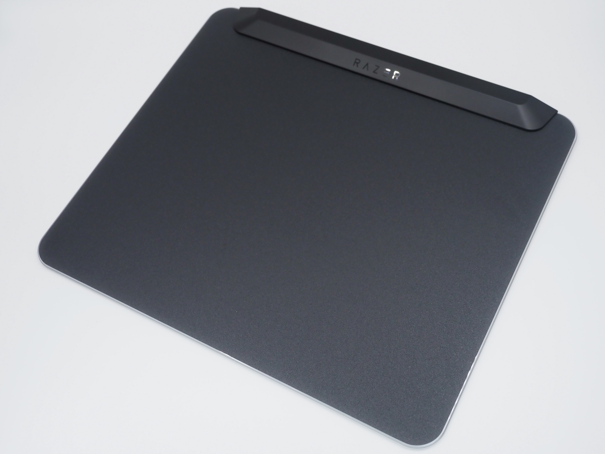 光るゲーミングマウスパッド「Firefly V2 Pro」