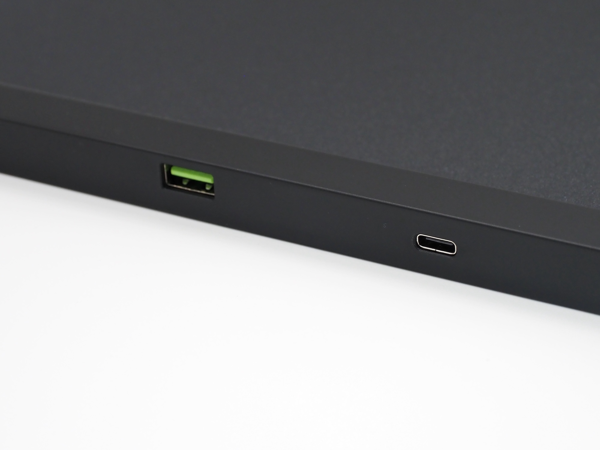 上側面には接続用のUSB Type-C端子とパススルー対応のUSB Type-A端子を搭載