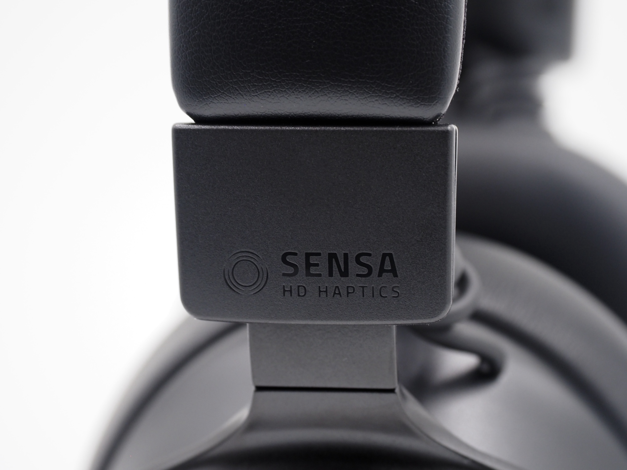 ヘッドバンドにはハプティクスシステム「Sensa HD」のロゴが刻印されている