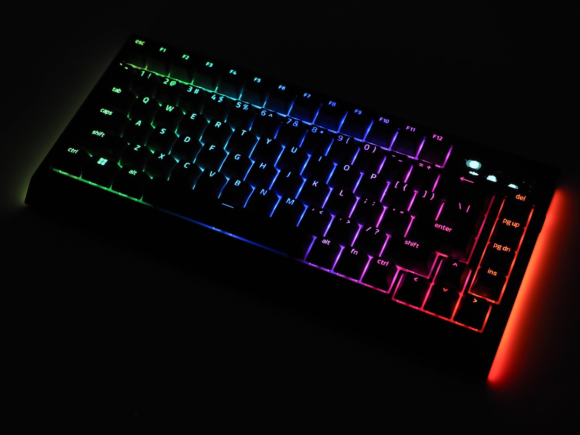 「Chroma」対応のRGBライティング搭載。白色基板によって、よりライティングが際立つようになっている