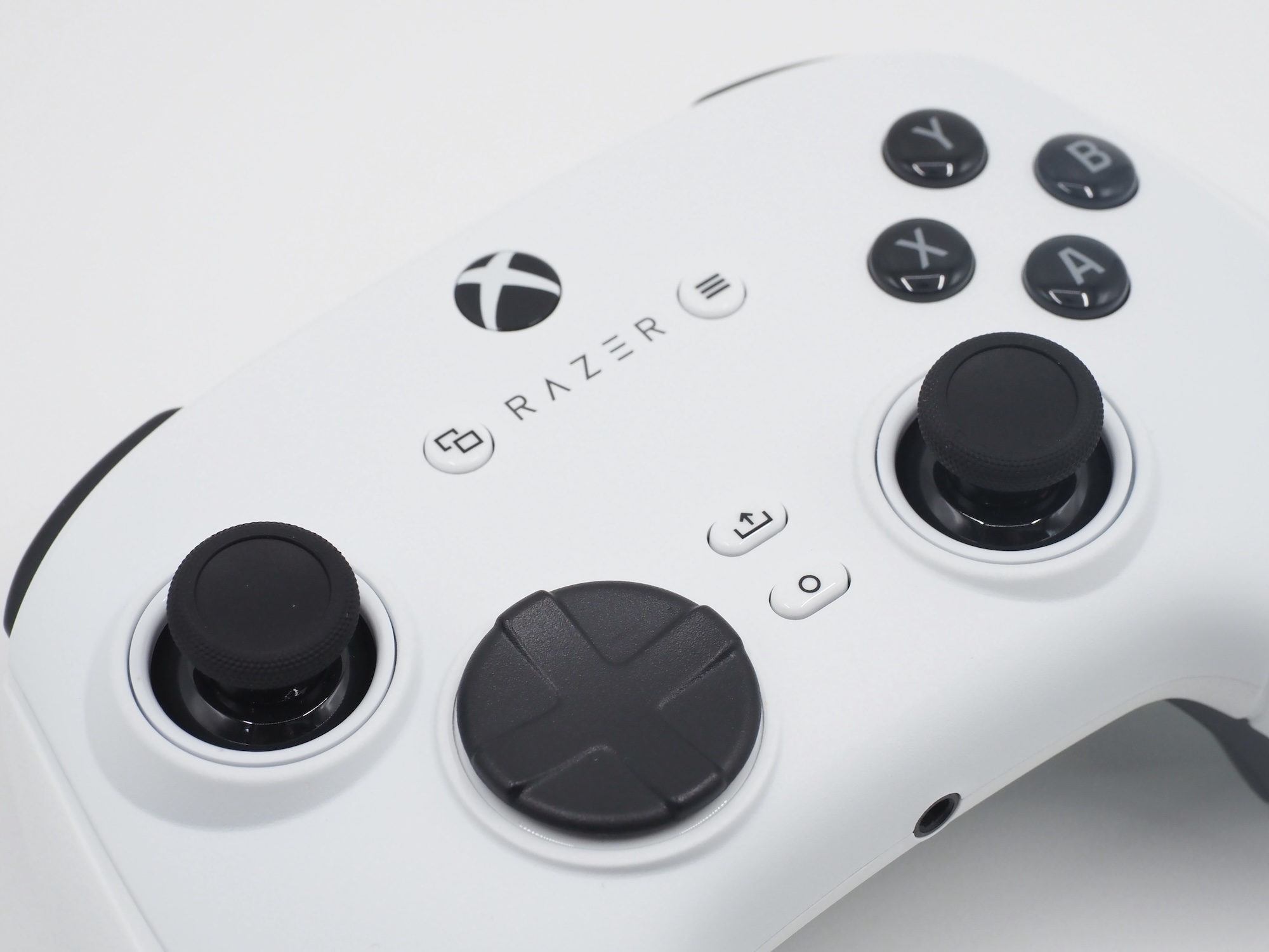 純正のXboxコントローラーに近いボタンレイアウトを採用