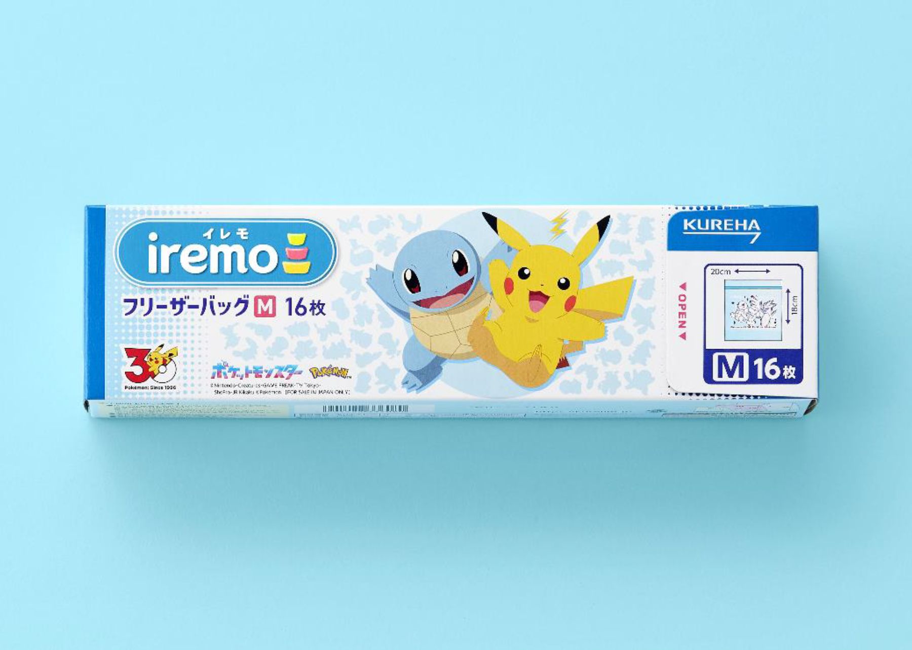 正面にはピカチュウとゼニガメが登場。パッケージカラーは青が基調となっており、天面にはみずタイプのポケモンたちが集結している
