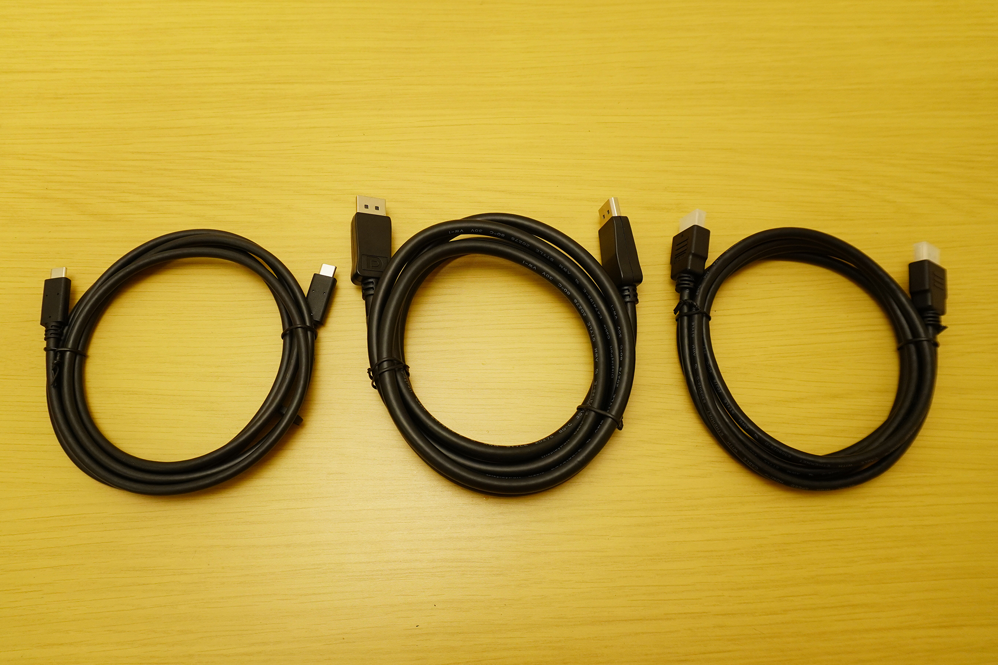 HDMIケーブル、DisplayPortケーブル、USB Type-Cケーブルが付属している