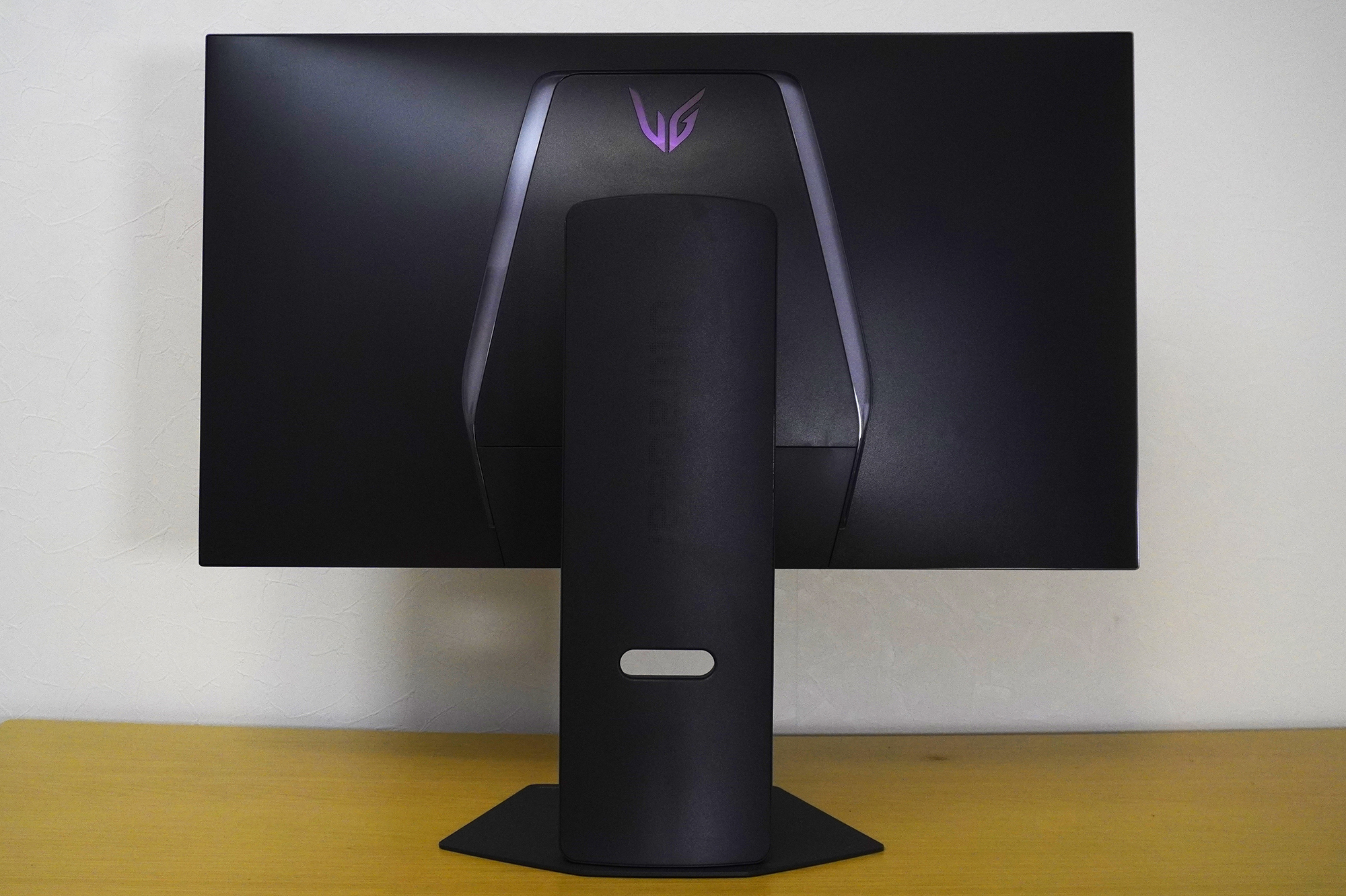 背面には存在感のある「LG UltraGear」が刻印されている