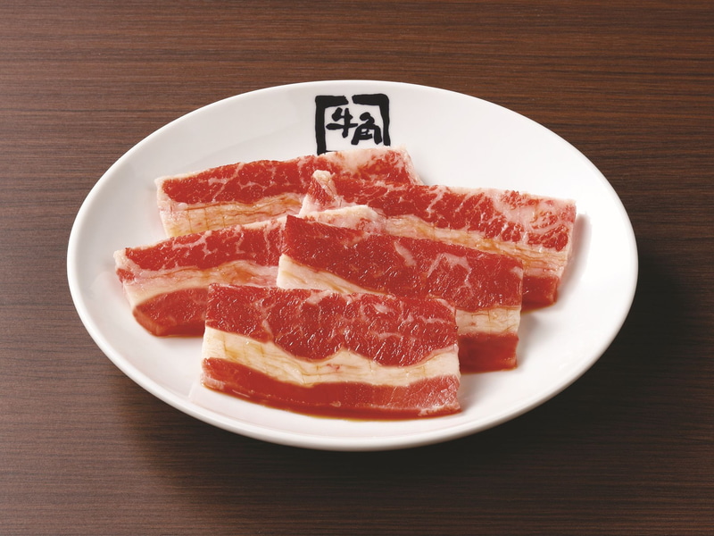 お馴染みの定番カルビ。薄切りでやわらかく、子どもでも食べやすいのが特徴。ジューシーな脂でごはんとの相性も抜群
