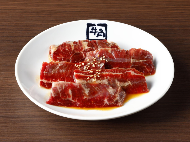 程よい赤身と脂のバランスで、やわらかくてジューシー。味は定番の「タレ」または牛角秘伝の「塩ダレ」の2種類から好みで選べる