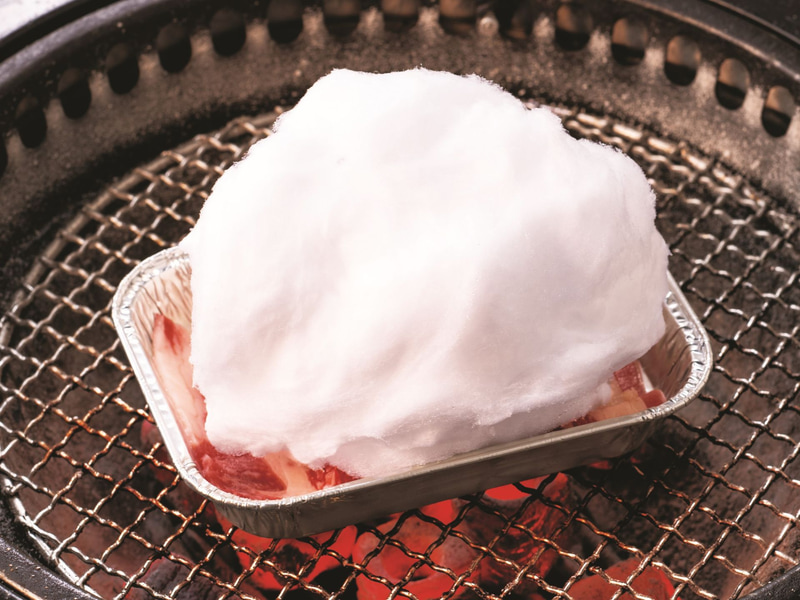 お肉の上にこんもりと盛られた「わたあめ」の上からタレをかけると、わたあめがスッと溶けていく