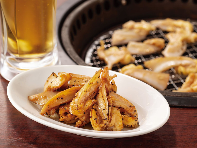 焼くことで表面は香ばしく、中はほどよい弾力のある歯ごたえに。骨の周りにほどよく付いた肉の旨みも楽しめるのも魅力