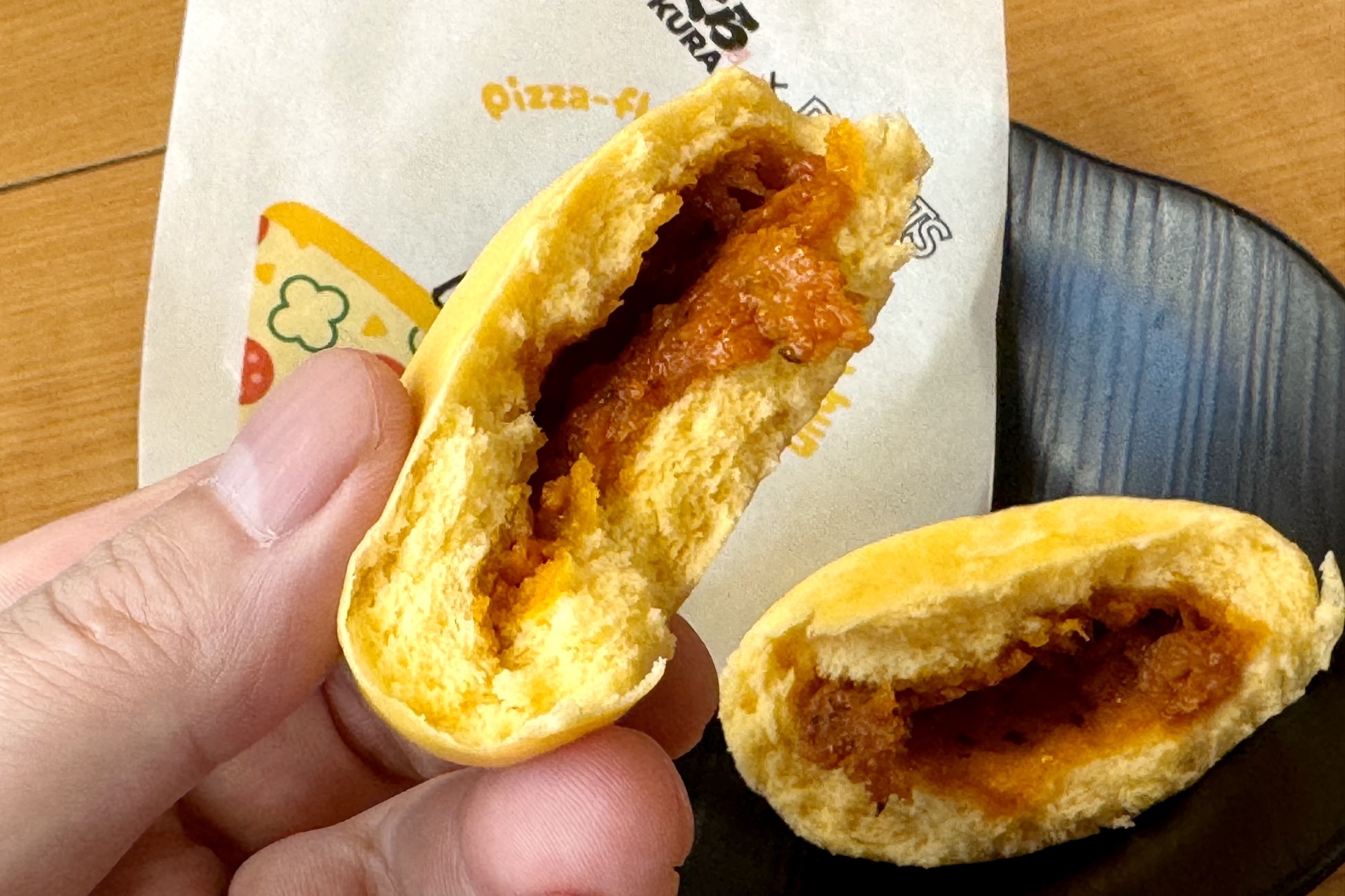 具材はピザソース、チーズ、玉ねぎ、バジルなど。生地との絶妙なバランスが口の中に広がる