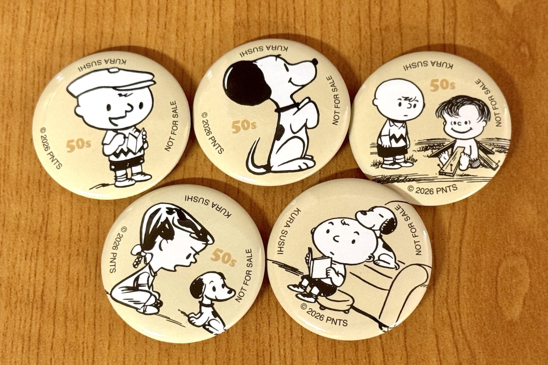 缶バッジは年代ごとのイラストデザインが5種ずつ、全20種が用意されている。こちらは最初期となる50年代のイラストデザイン