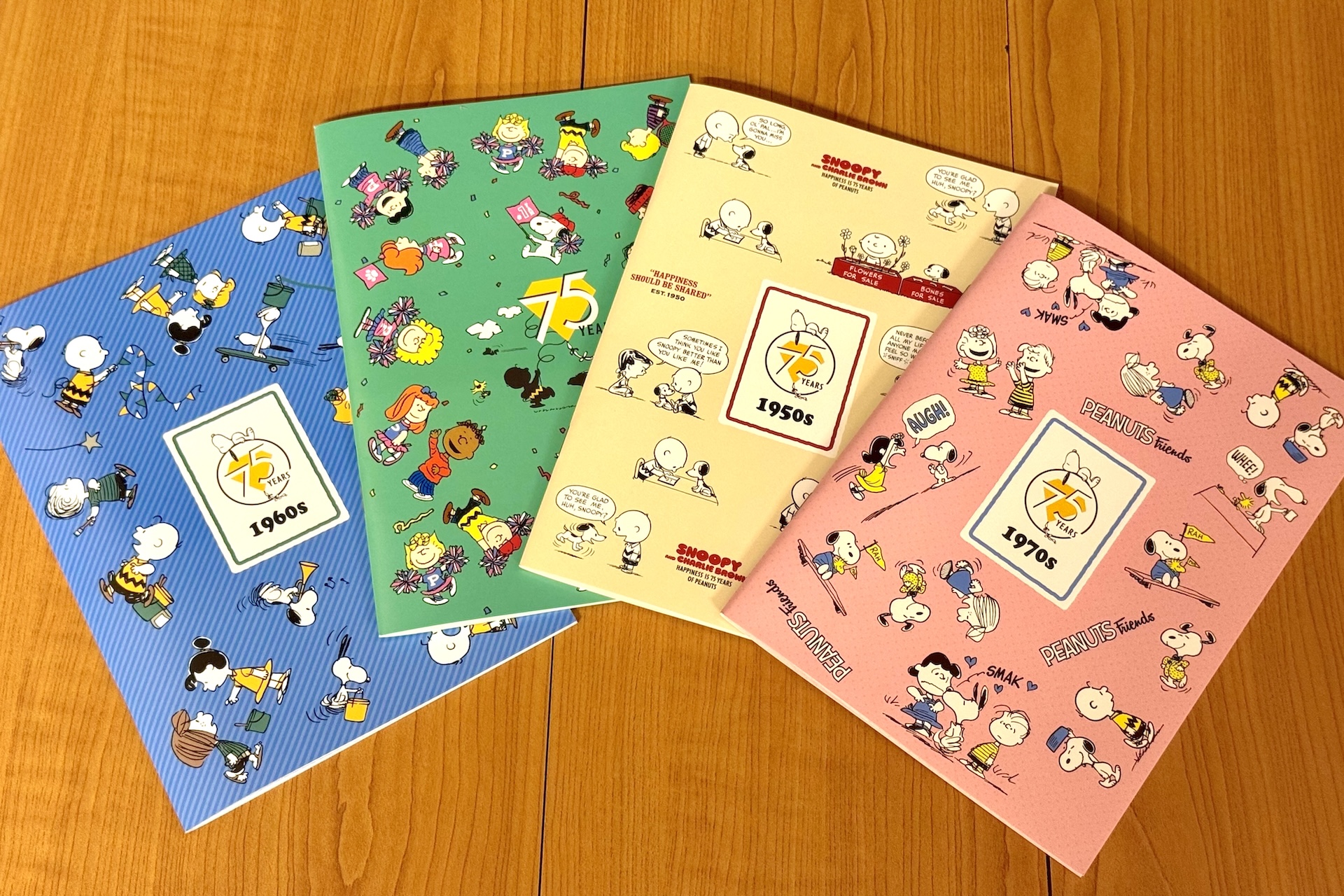 ノートは全4種。「ビッくらポン!」の景品である缶バッジ同様に、年代ごとのイラストデザインにわかれている