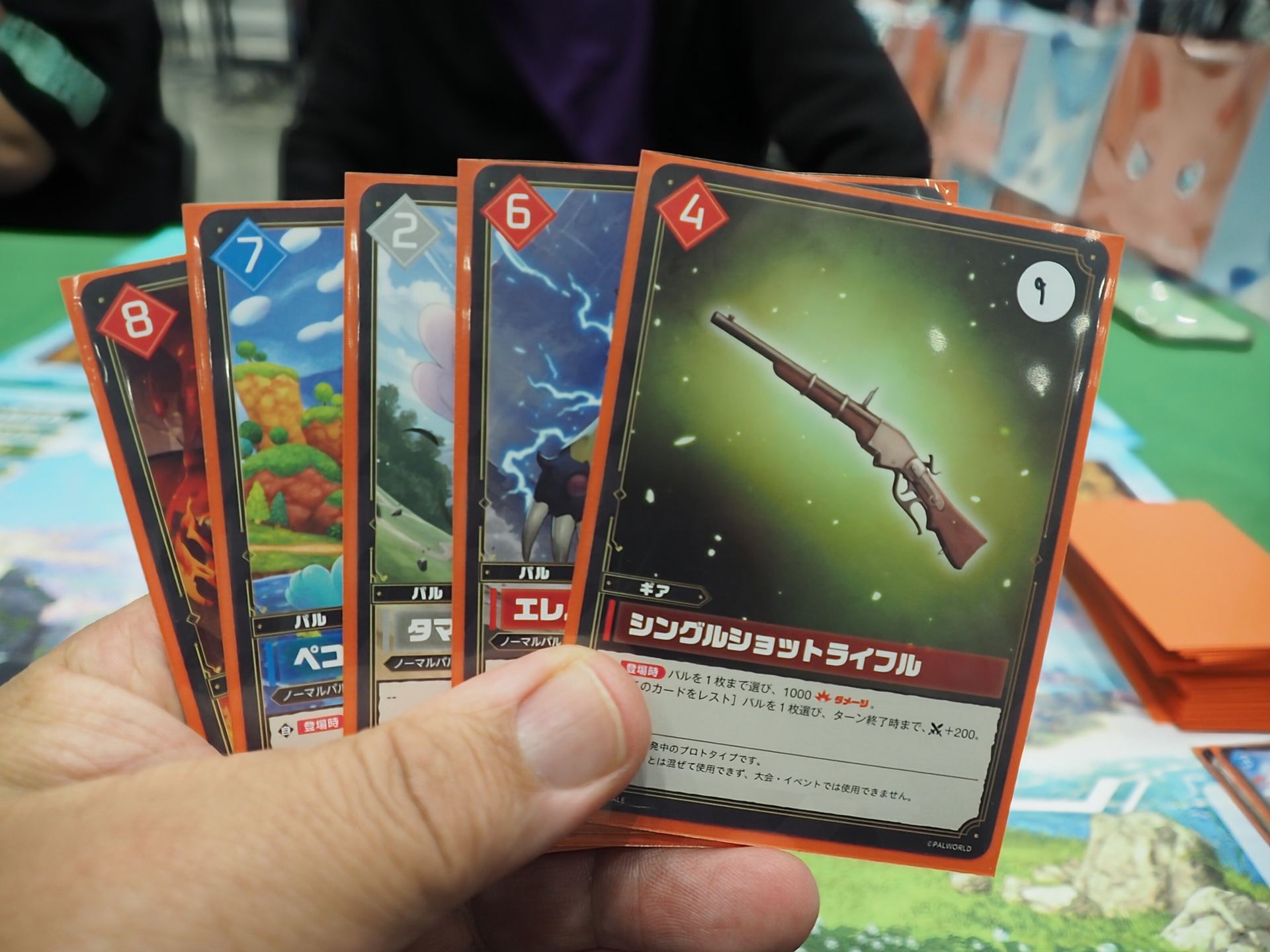 「シングルショットライフル」が今追加で引いたカードだ。このカードを使うには本来4コスト必要だが、拠点に「原始的な炉」があるため、その永続効果でギアを使うコストが2減り、2コストで「シングルショットライフル」を拠点に出せる